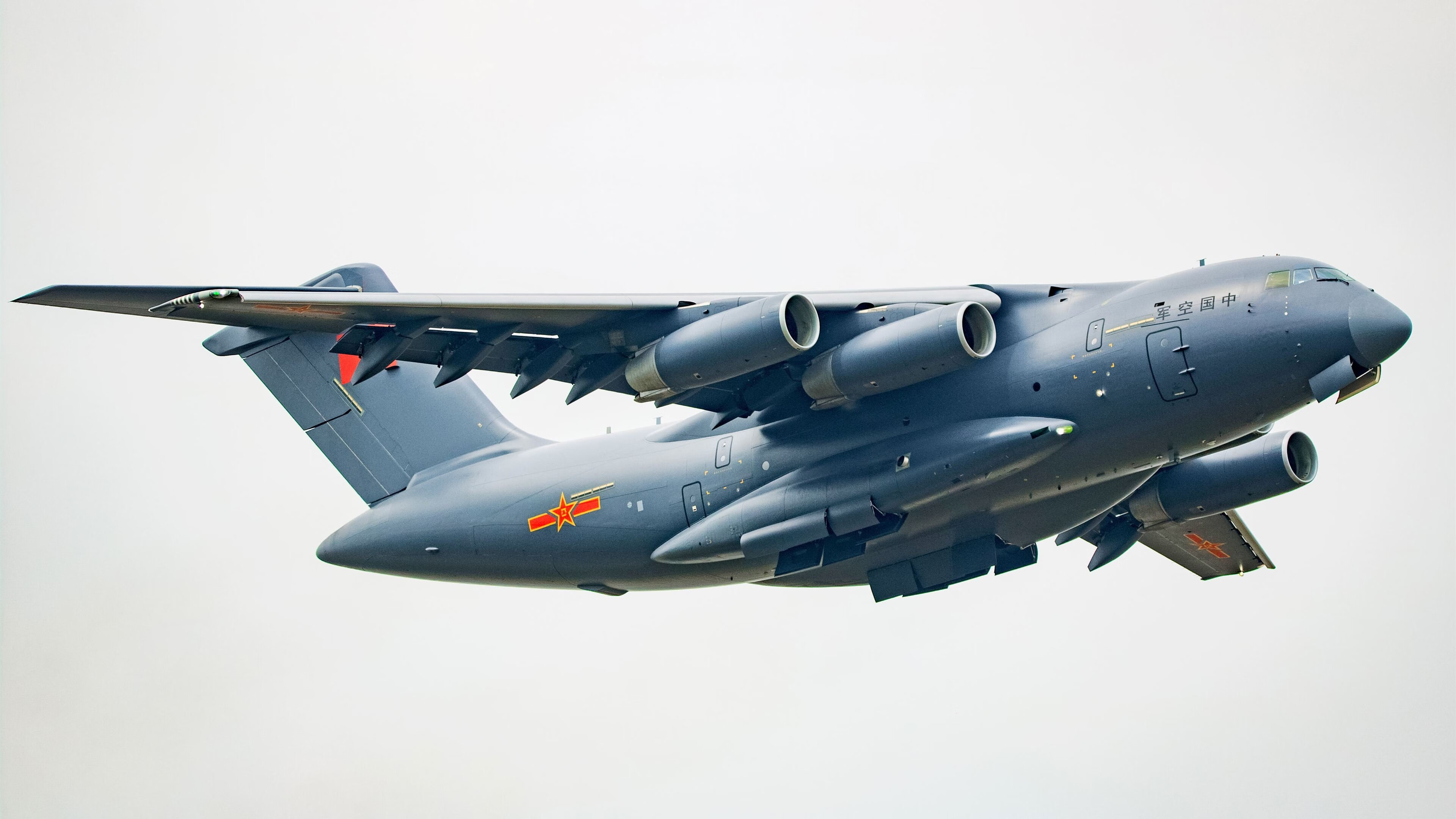 独行侠主帅带领球员亲自整理训练器材，独行侠球队的球员