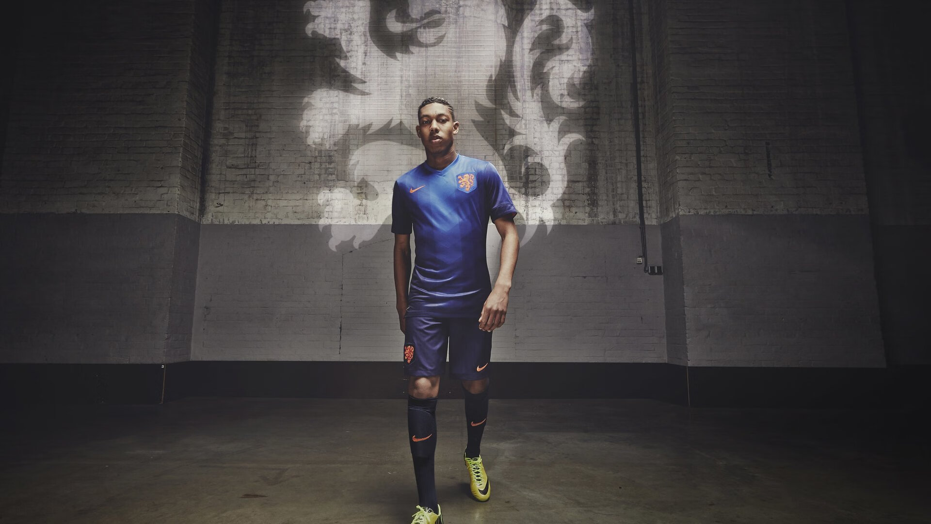 五大联赛比赛中是否更频繁出现非对称进攻站位，五大联赛竞争最激烈